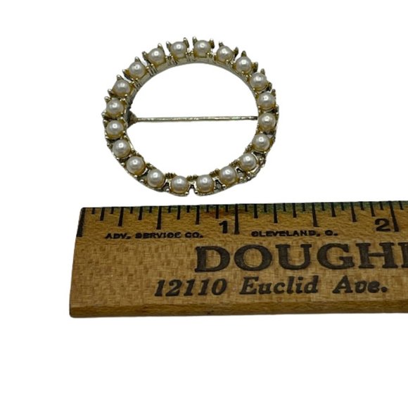 Vintage gold tone and faux pearl circle pin - Picture 2 of 4